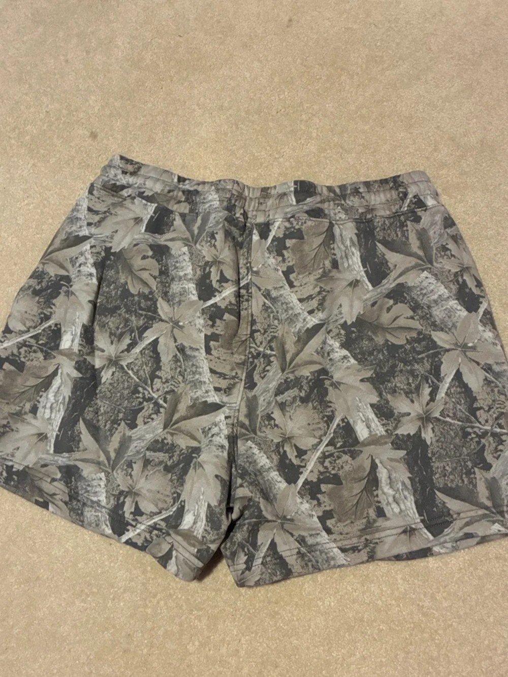 Hollister Men's Gray Camo Leaf-Print Athletic Shorts